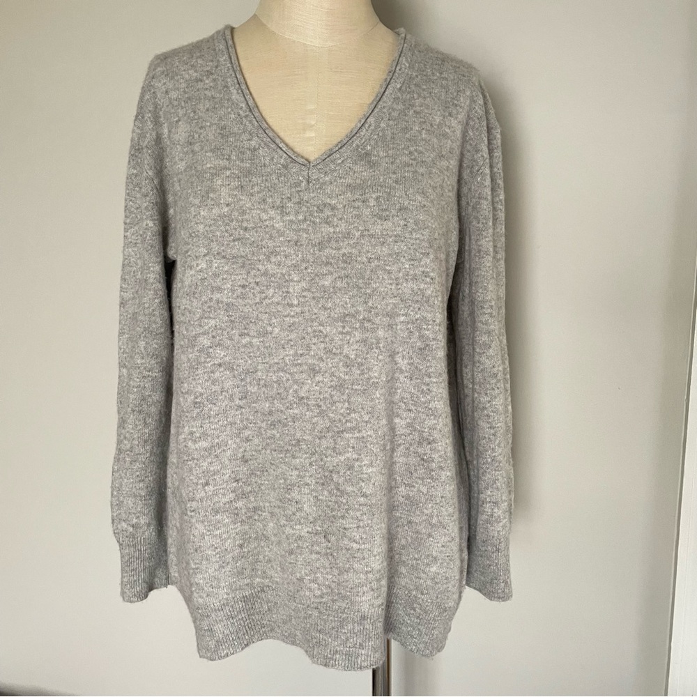 Felicite boyfriend grey v neck cashmere sweater size 4